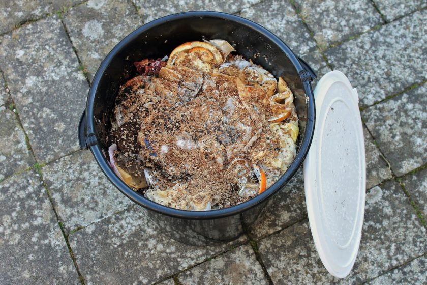 Fermentierter Bokashi in einem Eimer