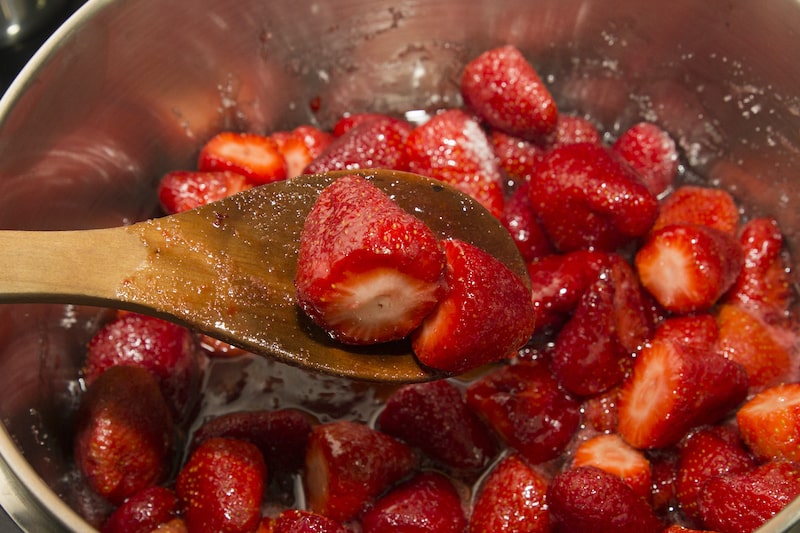 Erdbeermarmelade: Erdbeeren kochen im Topf