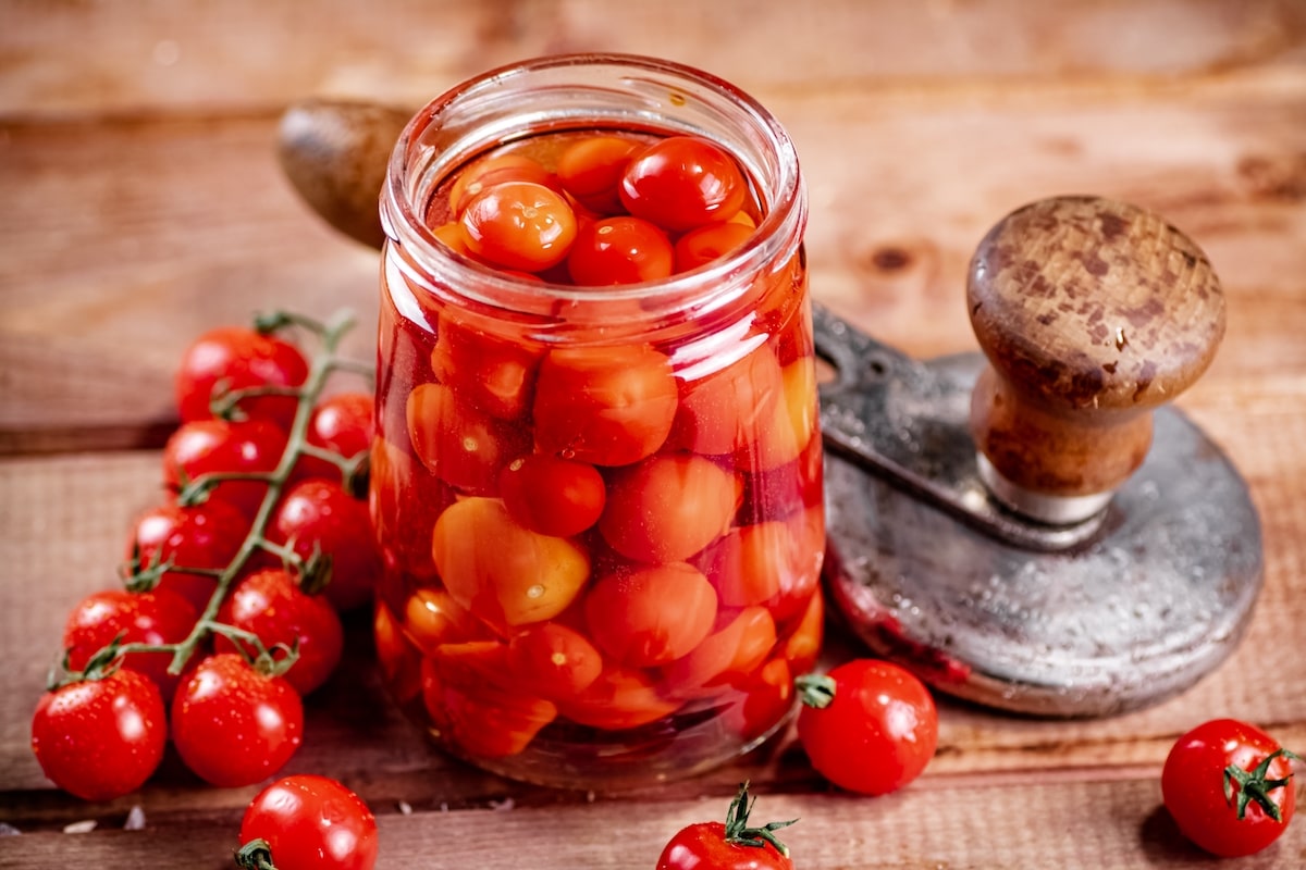 Tomaten einkochen: ganze Tomaten im Glas