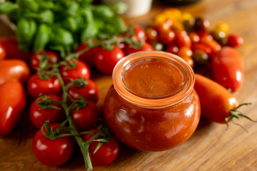Eingekochte Tomatensoße im Glas